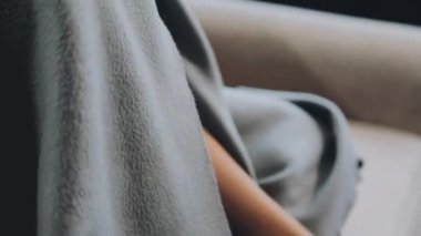 Beyaz kanepede bir kadının elini kapat.