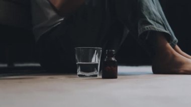 Oturma odasında kahve içen bir kadın.