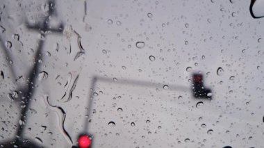 Cam pencereye yağmur damlaları düşer. hava arkaplanı