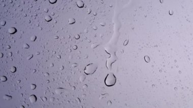 Su bardağa düşer.