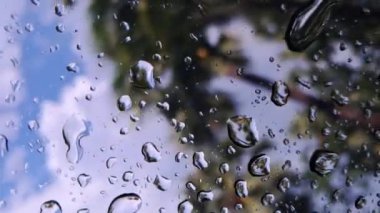 Pencere camına yağmur damlaları.