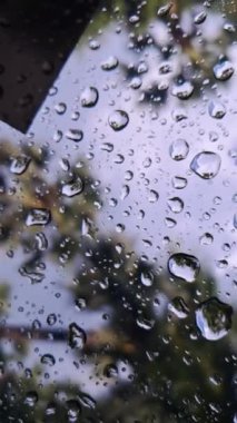Pencereye yağmur damlaları