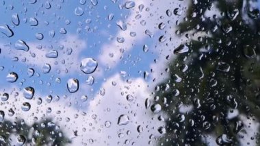 bir penceredeki damla