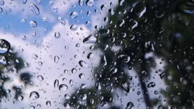 Pencere camına yağmur damlaları