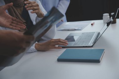 Doktor toplantı sırasında teşhisi tartışıyor. Bir grup doktor iş yerinde iş meselelerini tartışıyor. Tıbbi ekip hastayla tedavi seçeneklerini tartışıyor..