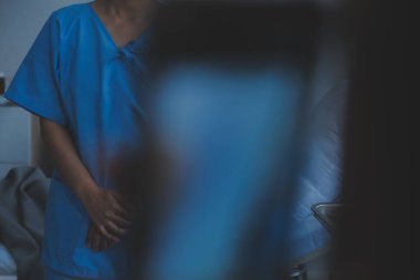 Doktor ve hasta masada otururken bir şey tartışıyorlar. Tıp ve sağlık hizmetleri kavramı. Doktor ve hasta.