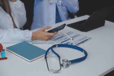 Doktor toplantı sırasında teşhisi tartışıyor. Bir grup doktor iş yerinde iş meselelerini tartışıyor. Tıbbi ekip hastayla tedavi seçeneklerini tartışıyor..