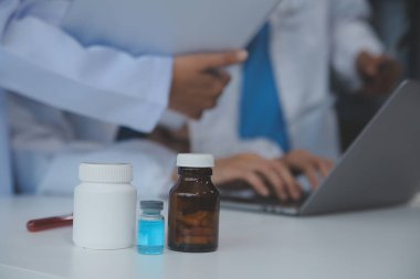 Doktor toplantı sırasında teşhisi tartışıyor. Bir grup doktor iş yerinde iş meselelerini tartışıyor. Tıbbi ekip hastayla tedavi seçeneklerini tartışıyor..