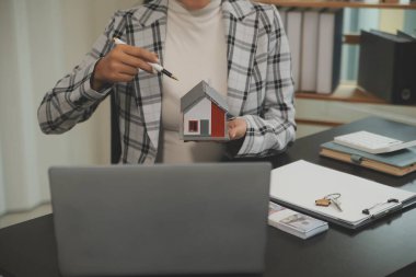 gayrimenkul kredisi satın almak veya satmak, satış temsilcisi ev satın alma sözleşmesi sunar ev veya daire ve ipotek parası ve finans kavramları satın almak için