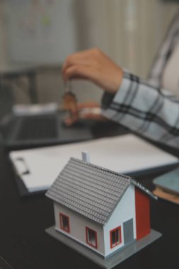 gayrimenkul kredisi satın almak veya satmak, satış temsilcisi ev satın alma sözleşmesi sunar ev veya daire ve ipotek parası ve finans kavramları satın almak için