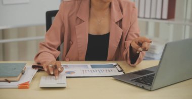 İş Belgeleri, Denetçi iş kadını arama belgesini kontrol ediyor yasal evrak hazırlıyor veya analiz için rapor hazırlıyor Vergi zamanı, muhasebeci Belgeleri iş yerindeki veri ortaklığı anlaşması anlaşması anlaşması anlaşması