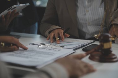 Yargıç Gavin ve Adalet Avukatları hukuk firmasının arka planında takım toplantısı yapıyorlar. Hukuk ve Hukuk Hizmetleri kavramları.