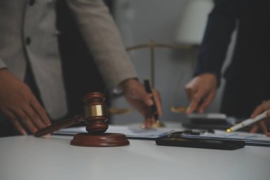 Yargıç Gavin ve Adalet Avukatları hukuk firmasının arka planında takım toplantısı yapıyorlar. Hukuk ve Hukuk Hizmetleri kavramları.