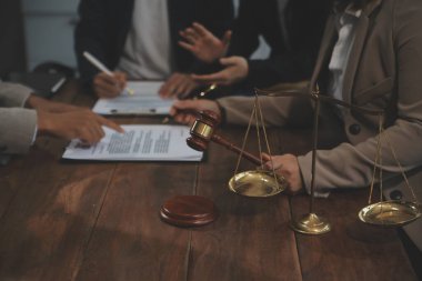 Yargıç Gavin ve Adalet Avukatları hukuk firmasının arka planında takım toplantısı yapıyorlar. Hukuk ve Hukuk Hizmetleri kavramları.