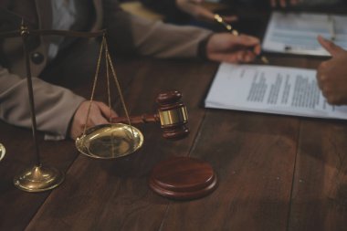 Yargıç Gavin ve Adalet Avukatları hukuk firmasının arka planında takım toplantısı yapıyorlar. Hukuk ve Hukuk Hizmetleri kavramları.