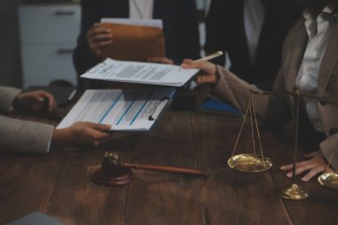 Yargıç Gavin ve Adalet Avukatları hukuk firmasının arka planında takım toplantısı yapıyorlar. Hukuk ve Hukuk Hizmetleri kavramları.