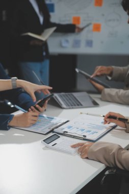 İş ekibi işbirliği mali veriler ve pazarlama büyüme raporlarıyla analiz etmeyi takım halinde, şirket kârından yararlanmak için strateji planlama, sunum ve beyin fırtınası grafiği üzerinde tartışır..