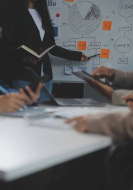 İş ekibi işbirliği mali veriler ve pazarlama büyüme raporlarıyla analiz etmeyi takım halinde, şirket kârından yararlanmak için strateji planlama, sunum ve beyin fırtınası grafiği üzerinde tartışır..