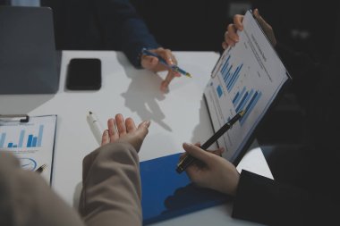 İş ekibi işbirliği mali veriler ve pazarlama büyüme raporlarıyla analiz etmeyi takım halinde, şirket kârından yararlanmak için strateji planlama, sunum ve beyin fırtınası grafiği üzerinde tartışır..