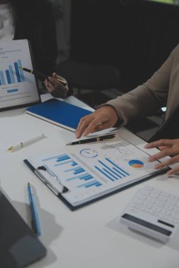 İş ekibi işbirliği mali veriler ve pazarlama büyüme raporlarıyla analiz etmeyi takım halinde, şirket kârından yararlanmak için strateji planlama, sunum ve beyin fırtınası grafiği üzerinde tartışır..