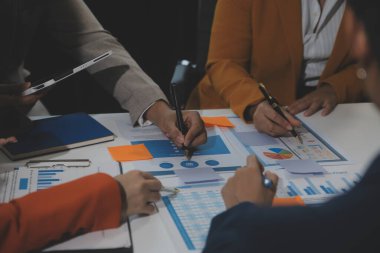 İş ekibi işbirliği mali veriler ve pazarlama büyüme raporlarıyla analiz etmeyi takım halinde, şirket kârından yararlanmak için strateji planlama, sunum ve beyin fırtınası grafiği üzerinde tartışır..