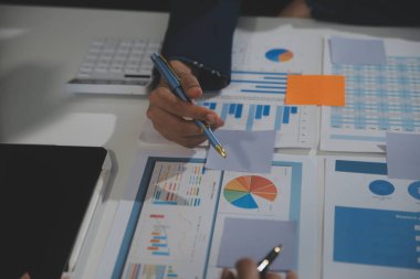 İş ekibi işbirliği mali veriler ve pazarlama büyüme raporlarıyla analiz etmeyi takım halinde, şirket kârından yararlanmak için strateji planlama, sunum ve beyin fırtınası grafiği üzerinde tartışır..