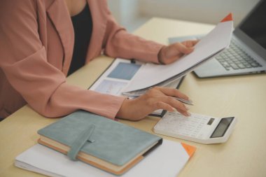 İş Belgeleri, Denetçi iş kadını arama belgesini kontrol ediyor yasal evrak hazırlıyor veya analiz için rapor hazırlıyor Vergi zamanı, muhasebeci Belgeleri iş yerindeki veri ortaklığı anlaşması anlaşması anlaşması anlaşması