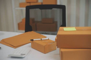 Ofis masasında çalışan Asyalı genç bir kadının portresi bilgisayar kopyalama alanı kullanıyor. Başarılı iş adamları çalışanı, serbest çalışan KOBİ evde online pazarlama işi, ortak çalışma alanı kavramı