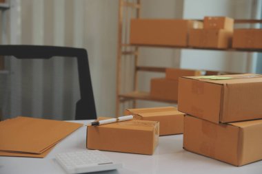 Ofis masasında çalışan Asyalı genç bir kadının portresi bilgisayar kopyalama alanı kullanıyor. Başarılı iş adamları çalışanı, serbest çalışan KOBİ evde online pazarlama işi, ortak çalışma alanı kavramı