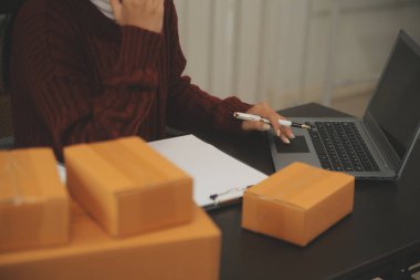 Ofis masasında çalışan Asyalı genç bir kadının portresi bilgisayar kopyalama alanı kullanıyor. Başarılı iş adamları çalışanı, serbest çalışan KOBİ evde online pazarlama işi, ortak çalışma alanı kavramı