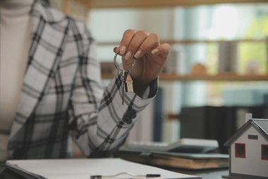 gayrimenkul kredisi satın almak veya satmak, satış temsilcisi ev satın alma sözleşmesi sunar ev veya daire ve ipotek parası ve finans kavramları satın almak için