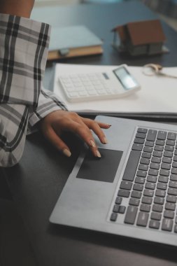 gayrimenkul kredisi satın almak veya satmak, satış temsilcisi ev satın alma sözleşmesi sunar ev veya daire ve ipotek parası ve finans kavramları satın almak için