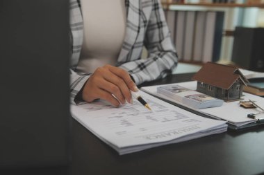 gayrimenkul kredisi satın almak veya satmak, satış temsilcisi ev satın alma sözleşmesi sunar ev veya daire ve ipotek parası ve finans kavramları satın almak için