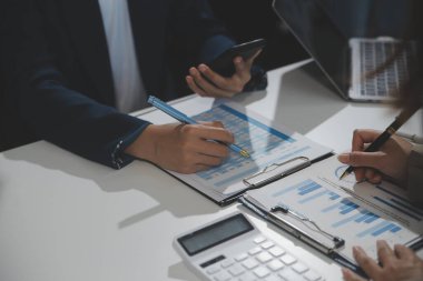 İş ekibi işbirliği mali veriler ve pazarlama büyüme raporlarıyla analiz etmeyi takım halinde, şirket kârından yararlanmak için strateji planlama, sunum ve beyin fırtınası grafiği üzerinde tartışır..