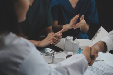 Doktor el sıkışması ve sağlık, ilaç veya işbirliği, birlik veya destek için güven ortaklığı. Tıp uzmanlarından oluşan bir ekip, hastane için takım çalışması veya başarısında el sıkışıyor.