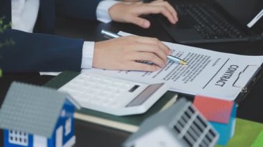 İş adamı masada sözleşme imzalıyor