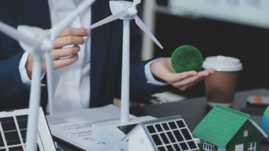 Yeşil enerji santrali elinde tutan işadamı