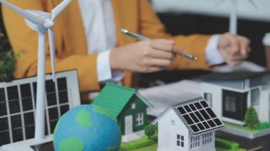 Minyatür ev modeli, iş ve teknoloji konsepti olan bir evde çalışan minyatür insanlar.