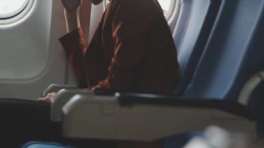 kadın bir düzlemde