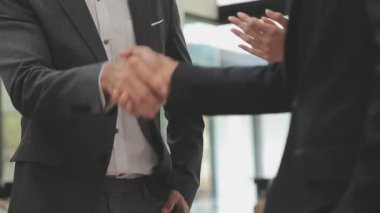 İş adamı meslektaşlarıyla tokalaşıyor