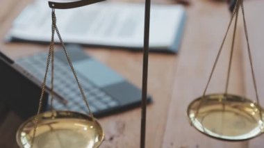 Adalet terazisi, Yargıç Tokmak masada. Hukuk kavramı