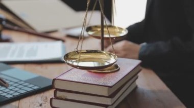 Adalet ve hukuk teması. Yargıç ya da yargıç tokmak, adalet terazisi ve tahtadan masada oturan Yargıç Gaster.