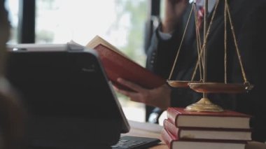 Ofiste çalışan bir avukat..