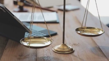 Yargıç Tokmak, terazili ve adaletli. Ofisteki ahşap masada, hukuk konsepti.