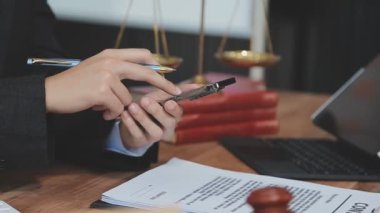 Belgeler, ofis ve avukatla çalışan avukat büro, hukuk hizmetleri, adalet, hukuk konsepti.