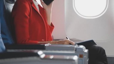 Havaalanında belgeleri olan bir iş kadını.