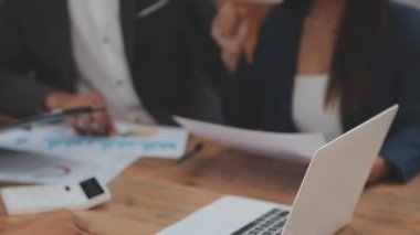 İş adamları toplantıda mali verileri tartışıyor ve analiz ediyorlar