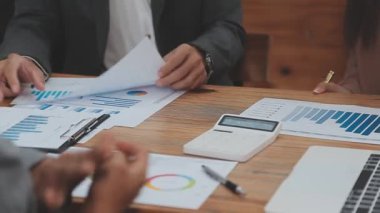 Ofiste mali raporla çalışan işadamı, iş ve finans konsepti, orijinal fotoset