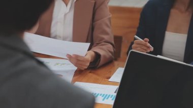 İş ekibi toplantıda tartışıyor ve beyin fırtınası yapıyor.