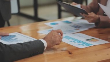 Modern işyerinde dijital pazarlama kullanan iş kadını